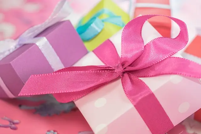 Comment Organiser un Échange de Cadeaux de Noël Réussi
